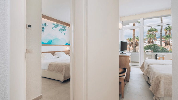 Interconnecting Family Room